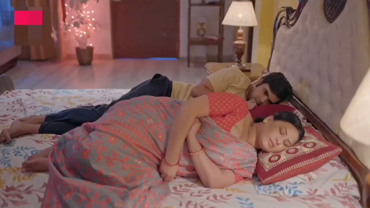 Pakkinti Aunty Arey Mee uncle trip Velthunadu Thodu gaa Padukora annadhi💦💦👅 Inka Bayata Sofalo padukuntey BedRoom ki raa ani padukundi Nakemo Daani Sallu Pirralu choosi modda aagaleka poyindhi Inka daani venaka nunchi Tempt chesi kasi theera denguthuna