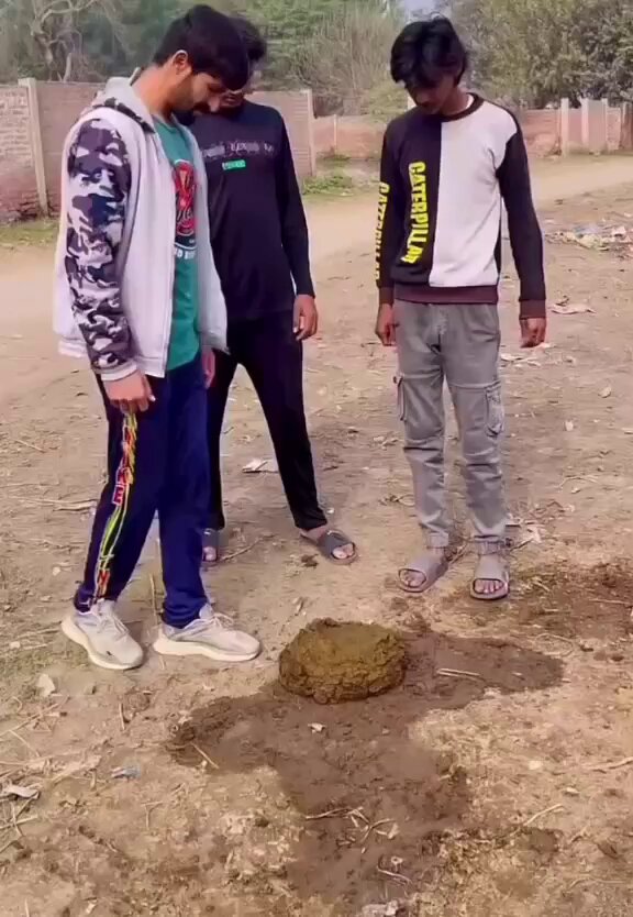 🙄Друзья нужны не только для совета, И не для танцев в шумной суете. Они — хранители душевного рассвета, Твои причалы в горькой тесноте.