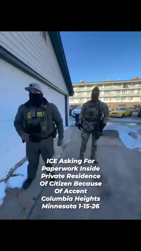 🚨 ÚLTIMA HORA: En Columbia Heights, Minnesota, los agentes de ICE van puerta por puerta y buscan a las personas según su voz, exigiendo pruebas de ciudadanía y luego traficando con ellas cuando se niegan a cumplir órdenes ilegales. En el video, un hombre se encuentra junto a un garaje en una propiedad privada. Agentes de ICE se acercan a él y le exigen una identificación. El hombre afirma correctamente que no necesita mostrar identificación. No es sospechoso de ningún delito, se encuentra en propiedad privada y los agentes no tienen orden judicial. Luego pregunta por qué se le exige proporcionar documentación. Entonces un agente dice en voz alta la parte tranquila: “Por tu acento”. El hombre señala lo obvio: “Tú también tienes acento”. El agente luego pregunta: "¿Dónde naciste?" El hombre responde: “¿Dónde naciste?” En ese momento, el agente intensifica la situación. Ordena: «Pon las manos en la espalda», luego agarra al hombre, lo empuja contra el garaje y lo inmoviliza sin orden judicial, sin causa probable y sin sospecha razonable de delito, ni siquiera sabiendo quién es. Otro agente se coloca directamente frente a la cámara para obstruir la grabación, mientras otro se suma a la agresión al hombre en una propiedad privada. Lo que es ilegal aquí se ve en el vídeo: • Detener a alguien en una propiedad privada sin una orden judicial • Exigir identificación sin sospecha razonable • Atacar a alguien basándose únicamente en su acento o su origen nacional percibido • Usar la fuerza para hacer cumplir una orden ilegal • Obstruir una grabación legal de las fuerzas del orden. Luego se llevan al hombre contra su voluntad para que ICE pueda “probar su estatus”. Eso no es una detención legal, es tráfico de personas bajo el color de la ley, primero deteniendo a una persona y transportándola a otro lugar para investigar su identidad después, todo con fines de lucro. Esto no es control fronterizo. Esto no es seguridad pública. Se trata de agentes del gobierno que secuestran a personas basándose en cómo suenan y luego las trafican a través de sistemas de detención para obtener financiación, cuotas y “procesamiento”. Y la pregunta no es si este hombre tenía estatus legal. La pregunta es cuánto tiempo los estadounidenses tolerarán que agentes federales secuestren personas en propiedades privadas, llamándolo “verificación” y pretendiendo que la Constitución ya no se aplica.