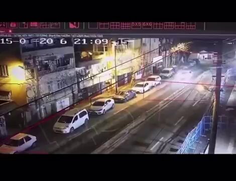 Diyarbakırda teröristler Emniyet Binasına ateşli silahlarla saldırı düzenledi. “Demokrasi ve kardeşlik” diyerek başlattıkları çözüm sürecinin sonunda, hendek operasyonlarında 793 şehit, 4000'den fazla gazi verdik! Bunların hiçbirini unutmadık ! Unutturmayacağız !