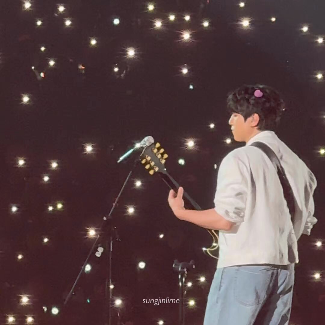 the heart confetti stuck on sungjin's hair 😭😭😭 and the myday's lightband that looks like stars 🥺🥺