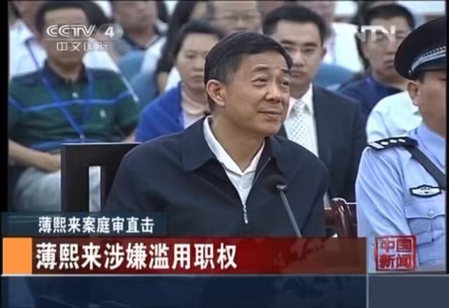 回顾经典之《老薄与丽君对峙》完整版 王丽君大家都笑你，偏偏你最好笑，生动的小表情，搞笑程度5⭐️，堪比喜剧人小品，感觉给老薄气笑了已经。