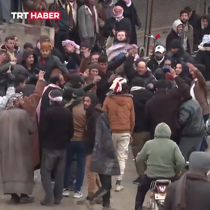 Suriye ordusu, terör örgütü YPG'den temizlenen Deyr Hafir'de coşkuyla karşılandı.