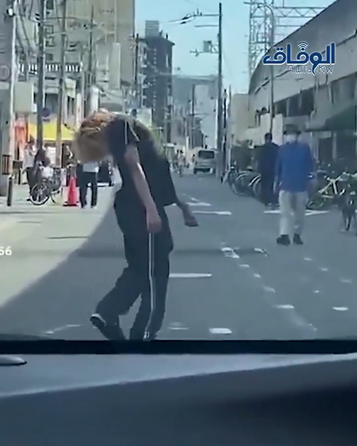 في مدينة أوساكا اليابانية.. مقطع متداول لشاب تحت تأثير مخدر الشبو "كريستال ميث" يمشي في الشارع وهو يثني رأسه للخلف بطريقة مرعبة