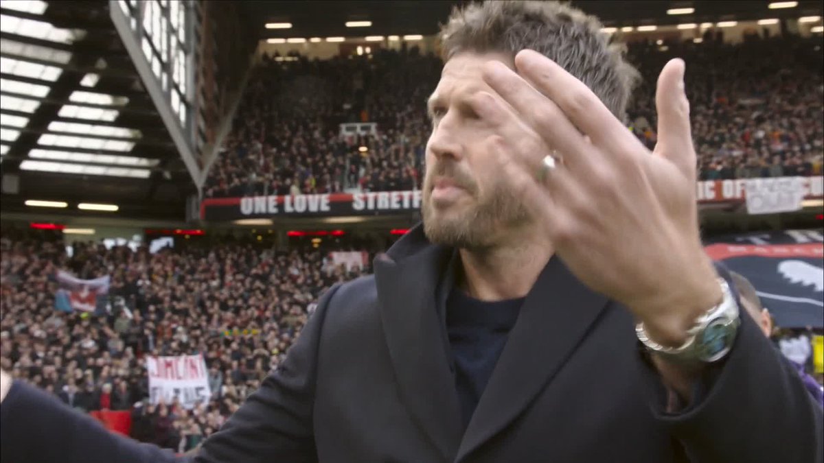 Michael Carrick walks out to a wall of noise on his Old Trafford return 🏟️