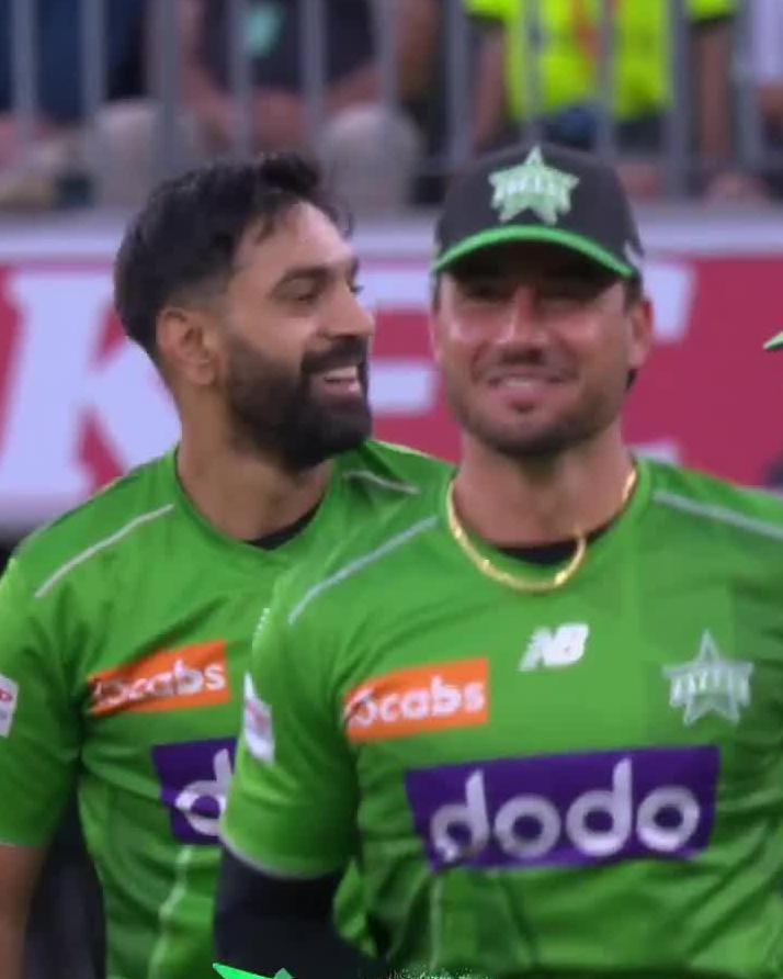 Ak he Pakistani ha jo bully be ker raha, wickets be la raha or has be raha