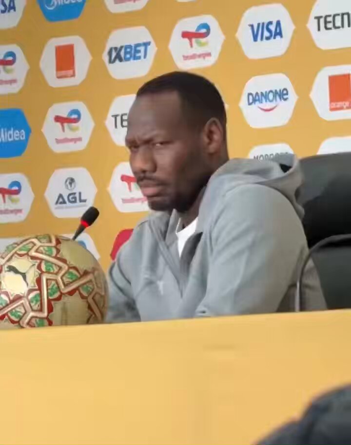 ⛔️ في المؤتمر الصحافي الذي عقده صباح اليوم مدرب منتخب السنغال، اعترض عدد من الصحافيين السنغاليين على تدخل صحافي مغربي بقولهم : - "اطرح سؤالا… هذا ليس سؤالًا.” وهنا، نعم، أتفق معهم مليون في المائة. مشكلة بعض الصحافيين المغاربة (مع الأسف ) أنهم ينسون في لحظة أنهم صحافيون، لا معلّقون ولا أصحاب مواقف. حين يتحول سؤال إلى منبر لإبداء الرأي، أو لتصفية حسابات، أو لإسقاط قناعات شخصية داخل مؤتمر صحافي فأنت هنا لم تأت للحصول على معلومة، بل شيء آخر. الصحافي لا يذهب إلى المؤتمر الصحافي ليظهر “ماذا يفكر”، بل ليعرف ماذا حدث، ماذا سيحدث، ولماذا. السؤال المهني هو سؤال محايد، دقيق، ومباشر، يضع المسؤول أمام مسؤوليته، لا أمام رأي السائل. الصحافة ليست رأيًا…الصحافة معلومة. مثلا حين تسأل مدرب : - ما هي الأسباب الفنية التي دفعتك لاختيار هذا التشكيل، وهل ترى أنه الأنسب لمواجهة الخصم القادم؟ فهنا أنت تبحث عن معلومة من جوابه، الأمر يختلف تماما حين تقول له : - ألا تعتقد أن اختياراتك كانت خاطئة وأنك تتحمل مسؤولية الأداء الضعيف للفريق و ما فعلته كان سيئا جدا و لماذا لا تقر بفشلك و تقدم استقالتك ؟ الفرق واضح… السؤال الأول يفتح باب المعلومة، والثاني يغلقه ويستبدله بحكم مسبق. إذا كنت صحافيا وحضرت مؤتمرًا صحافيًا، فاترك رأيك و قناعاتك خارج القاعة..احتفظ بهم لصفحتك الشخصية أو لمقهى النقاشات المسائية. وإن كان ذلك صعبًا عليك، فلا بأس… غيّر المهنة