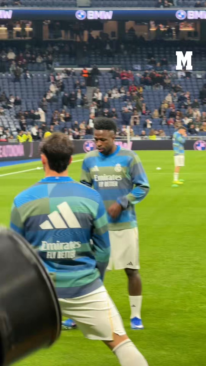 ©️ CAPITÁN SIN BRAZALETE 🗣️ Mbappé toma la palabra en el calentamiento #RealMadridLevante #LaLiga