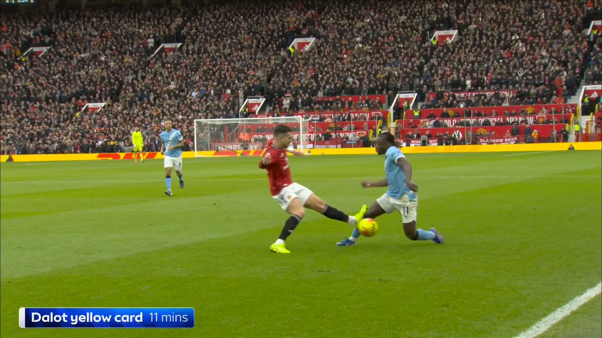 "That's not a glacing blow, that's a punch to the jaw!" The panel are in agreement that Diogo Dalot should have seen red for this challenge on Jérémy Doku 😬👀