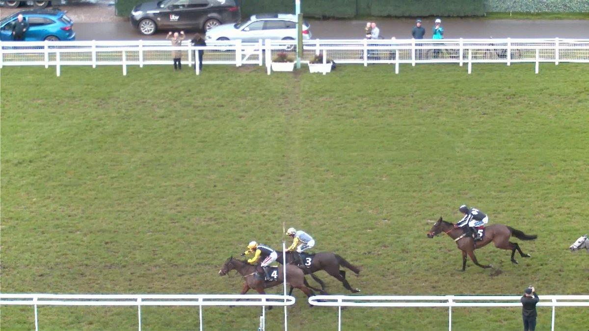 Bravery personified 👏 Ooh Betty wins a remarkable BetMGM Warfield Mares' Hurdle! 🥇 #ITVRacing | Ben Jones | Ben Clarke Racing