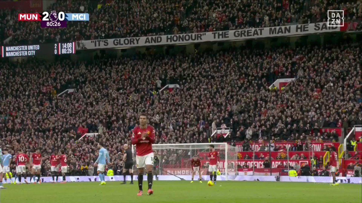 OLD TRAFFORD AMA A CASEMIRO ❤️ En pie y cantándole en la victoria contra el Manchester City #PremierLeagueDAZN ⚽ 🏴󠁧󠁢󠁥󠁮󠁧󠁿