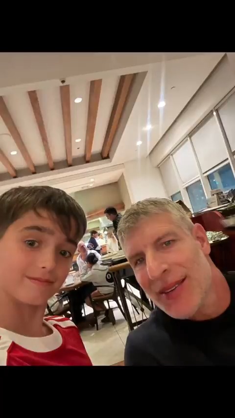 ¿Te queres sacar una foto conmigo? 😂 Salvador, hijo de Nico Colazo y Sol Rivas, ensayó cómo pedirle una foto a Martín Palermo y lo consiguió 💙💛💙