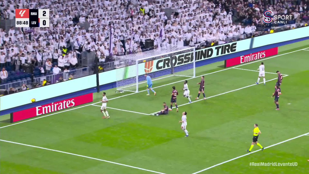 Arda'nın pasında savunma arkasına sarkan Bellingham, gol fırsatını değerlendiremedi.