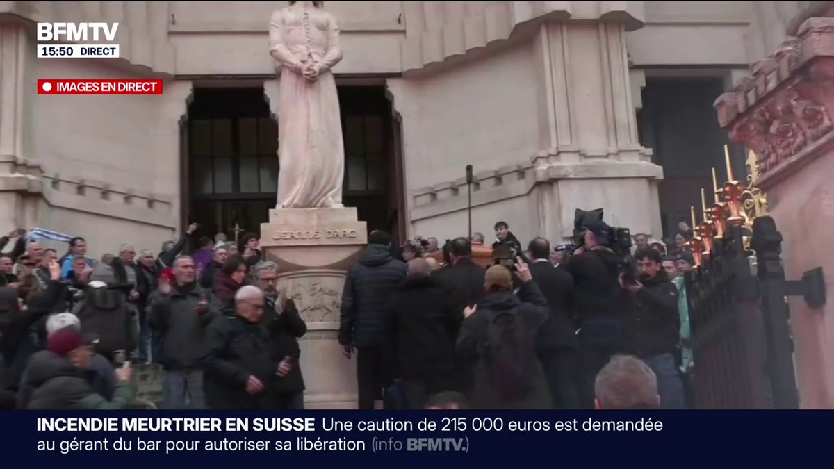 Mort de Rolland Courbis: le cercueil du "Coach" porté dans l'église des Réformés sous les applaudissements à Marseille