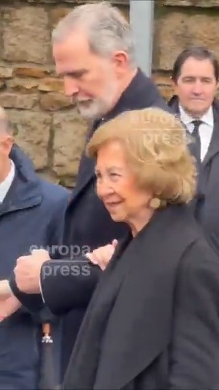 La Familia Real abandona el responso por Irene de Grecia y la Reina Sofía agradece a las personas que estaban en las inmediaciones