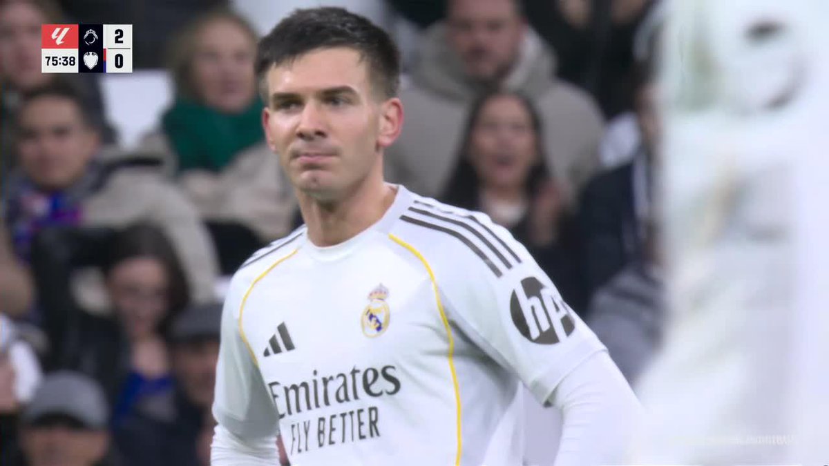 ¡ERA UN GOLAZO, MASTAN! Disparo desde afuera del área y TRAVESAÑO de Franco Mastantuono en el triunfo de Real Madrid sobre Levante... ¡CASI CASI!