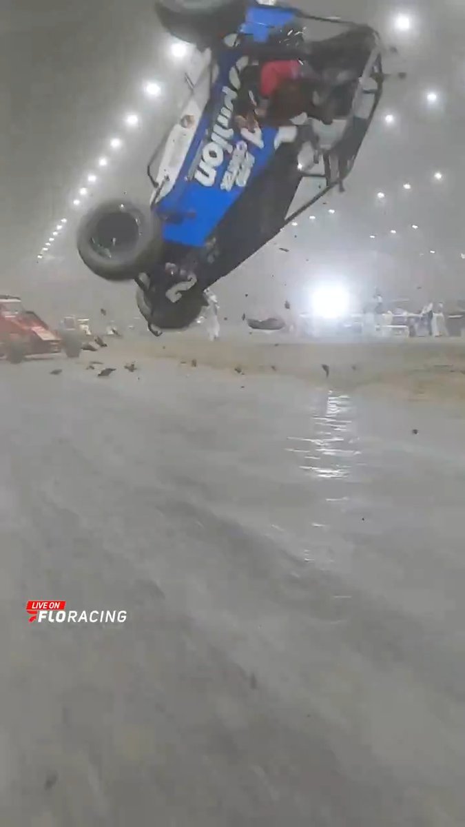 👀 An insane view on-board with Gio Scelzi as jesse love jr flips at the end of Friday's #ChiliBowl prelim feature