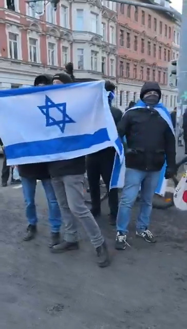 „Nie wieder Gaza“ und „Netanjahu ist ein Antifaschist“: Antideutsche provozieren am Rande der Demonstration „Antifa heißt Free Palestine“ in Leipzig. #l1701 #Connewitz