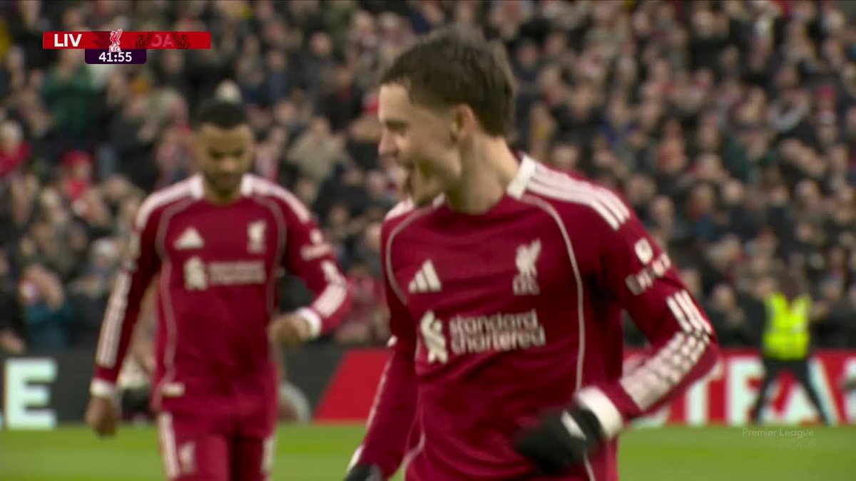 ¡IMPOSIBLE METER LA MANO AHÍ! Florian Wirtz recibió de Jones y le rompió el arco a Dubravka para el 1-0 de Liverpool vs. Burnley. 📺 Mirá la Premier League por #DisneyPlus Plan Premium