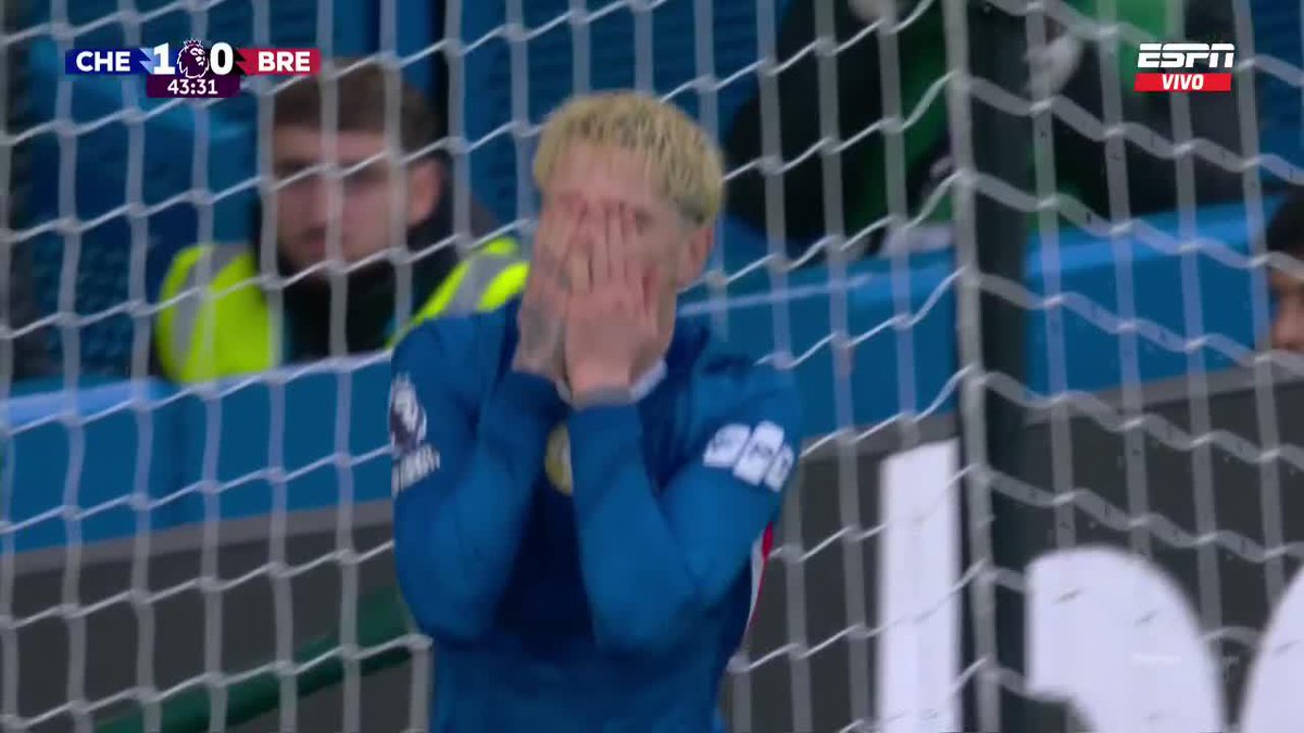 GARNACHOOO... ¡AH NO! Insólito el gol que se perdió el Bichito ante Brentford. 📺 Mirá la Premier League por #DisneyPlus Plan Premium