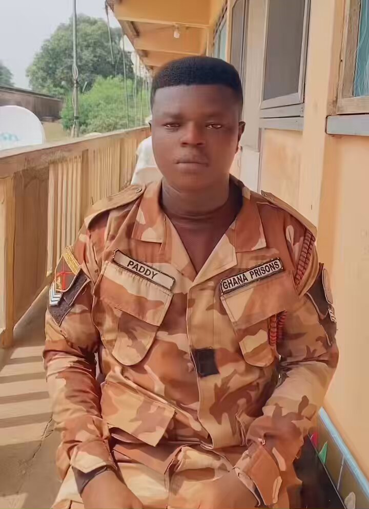 Simon Paddy aka Young Paddy, a Prison Officer with the Ghana Prisons Service, drops a song titled ‘Never Go To Prison’.