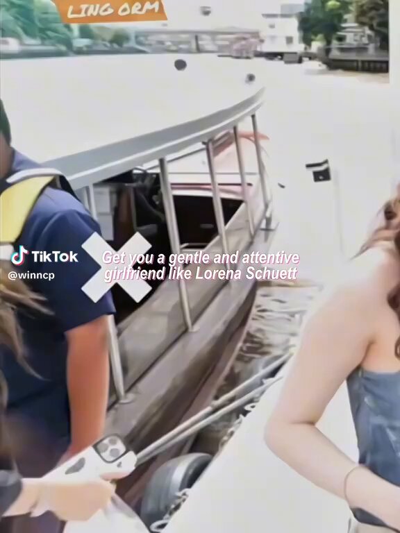 she manages the phone and plastic bag with one hand so that her other hand can gently hold miu. 🥺 #LenaMiu #ลีน่าหมิว