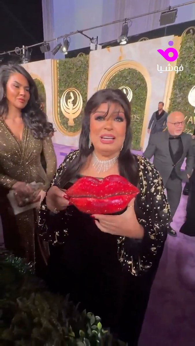 سر شنطة فيفي عبده في احتفالية Joy Awards 😂