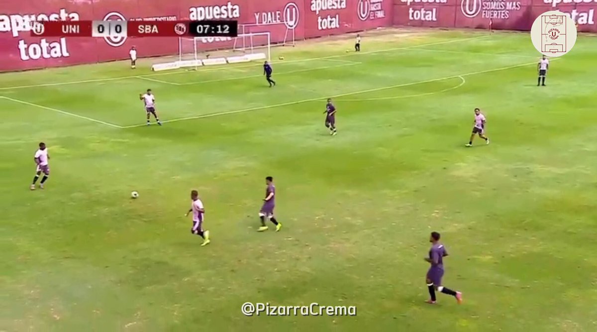 La presión alta fue el aspecto más interesante del Universitario de Rabanal en su primer amistoso. La intención fue condicionar al rival a jugar por un solo lado del campo, crear superioridad numérica en esa zona y robar el balón. Para ello, el equipo adelantó sus líneas, los jugadores se mantuvieron muy cerca unos de otros (dejando la banda opuesta libre si era necesario), bloquearon las líneas de pase y estuvieron “encima” de los posibles receptores. El cambio de frente fue la única vía de escape para el rival y, las pocas veces que ocurrió, todo el equipo se movió de forma ordenada hacia el lado opuesto para repetir el mismo patrón.