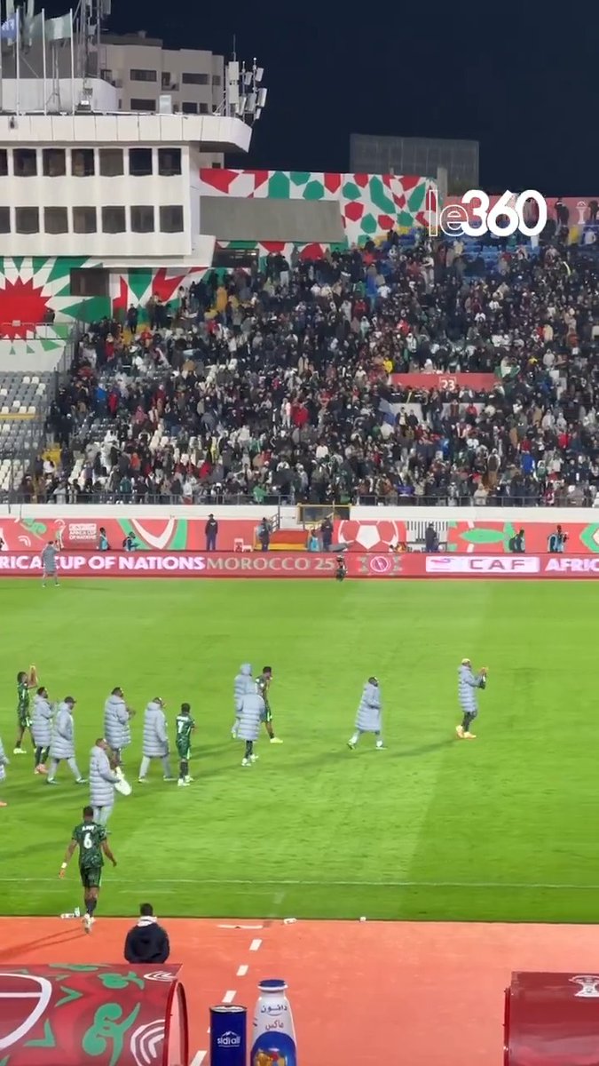 🇲🇦🇳🇬 Après sa victoire face à l’Égypte et sa médaille de bronze, l’équipe du Nigeria a salué et remercié le public marocain pour son soutien.