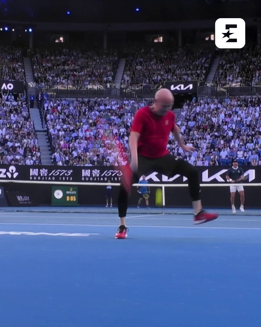 🤩 Légende un jour, légende toujours ! Associé à Federer, André Agassi a régalé le public de Melbourne avec un sublime tweener gagnant ! Suivez l'Open d'Australie en exclusivité sur Eurosport et HBO Max ! #HomeOfTennis #AusOpen