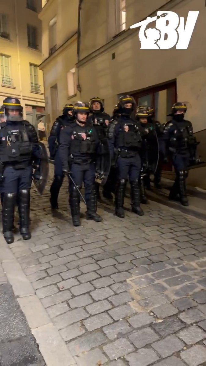 50 CRS reculent face à une quarantaine de militants antifascistes mobilisés contre la Sainte-Geneviève. Les représentants des forces de l’ordre ont remonté les 100 mètres de la rue des Boulangers, leur présence place Jussieu (5e arrondissement) n’étant pas tolérée par le rassemblement antifasciste.