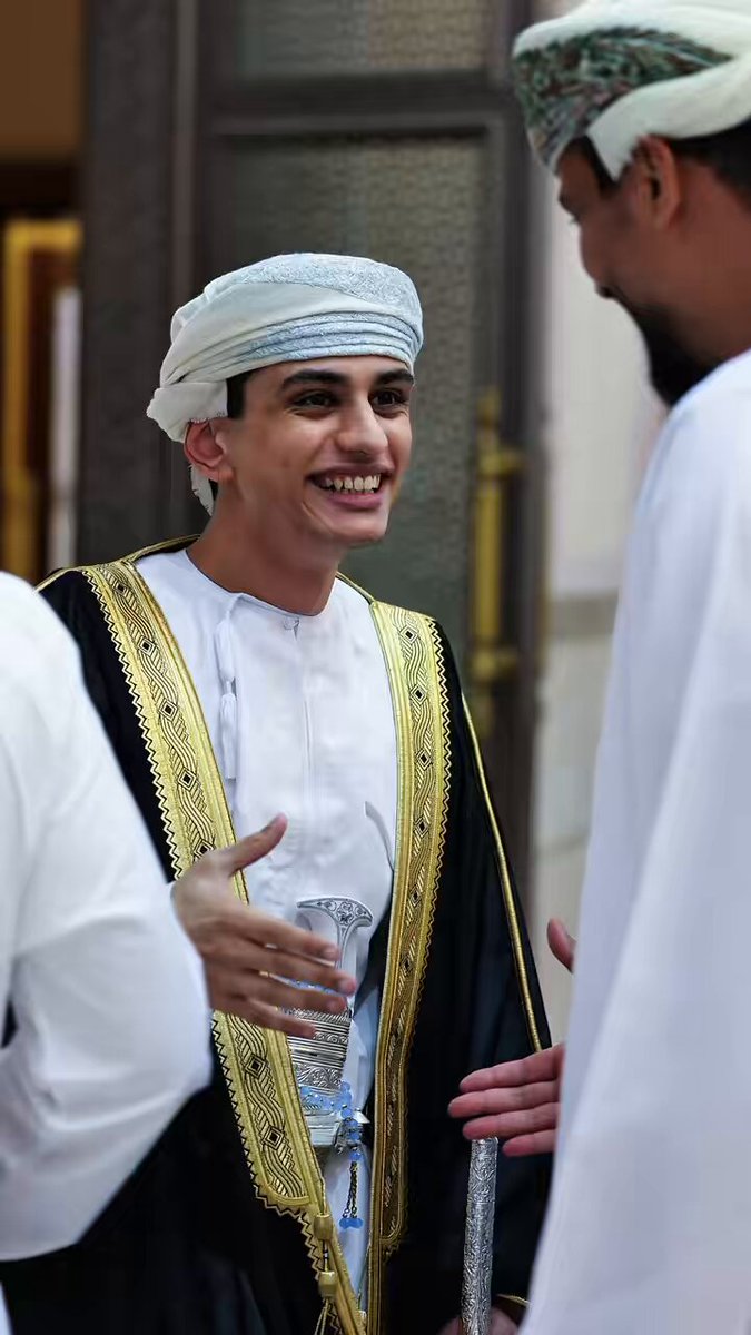 نبارك للمهندس عبدالقوي بن عبدالله بن عبدالقوي اليافعي مستشار وزير الاسكان سابقاً، عقد قران إبنه ياسر مساء اليوم بمجلس جامع الشيخ هلال الخليلي بولاية بوشر. بارك الله لهما وعليهما وجمع بينهما في خير نسأل الله لهما السعة والدعة والألفة الجامعة والذرية الطيبة الصالحة.
