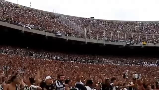 A festa do Fluminense foi muito bonita provavelmente está no top 3 desse século. O erro é quando se fala em maior… O Botafogo colocou um estádio inteiro na Argentina com 40K na final e fez tudo que uma torcida deve fazer. Não há discussão sobre o primeiro lugar