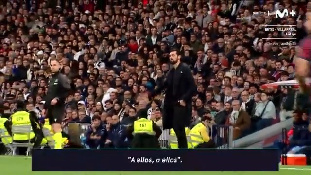 "A ellos". Arbeloa pidió el apoyo de la afición para los jugadores. #DeportePlus