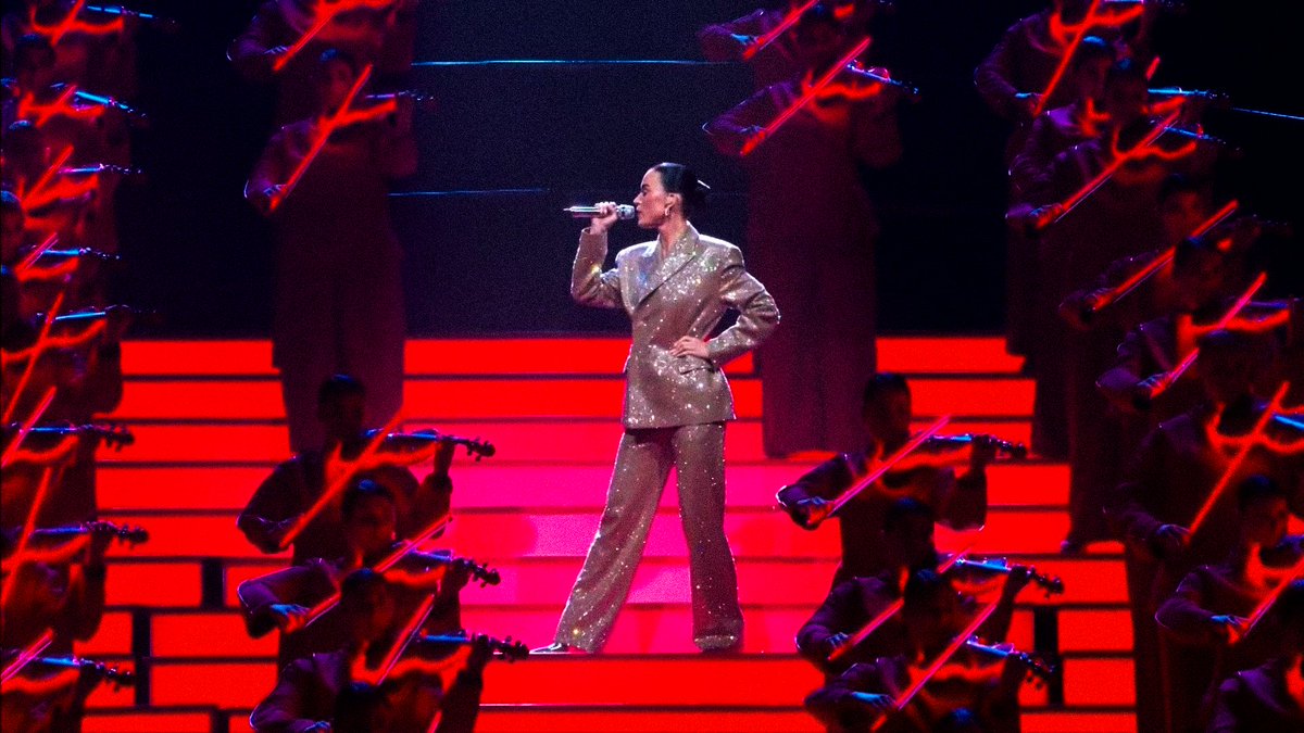 GIGANTE! Katy Perry abriu o #JoyAwards com um medley de “Roar”, “Dark Horse” e “Firework”. Confira a performance completa: