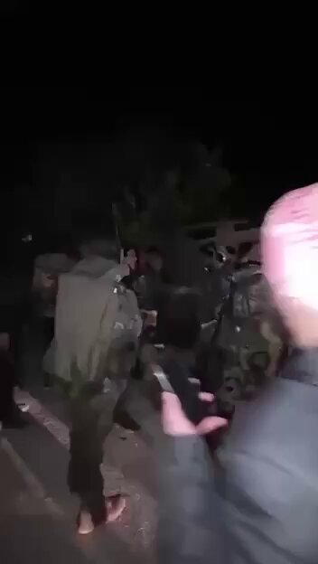 🚨#SONDAKİKA Suriye ordusu, Deyrizor’un Gharanij bölgesine konuşlanmaya başladı.
