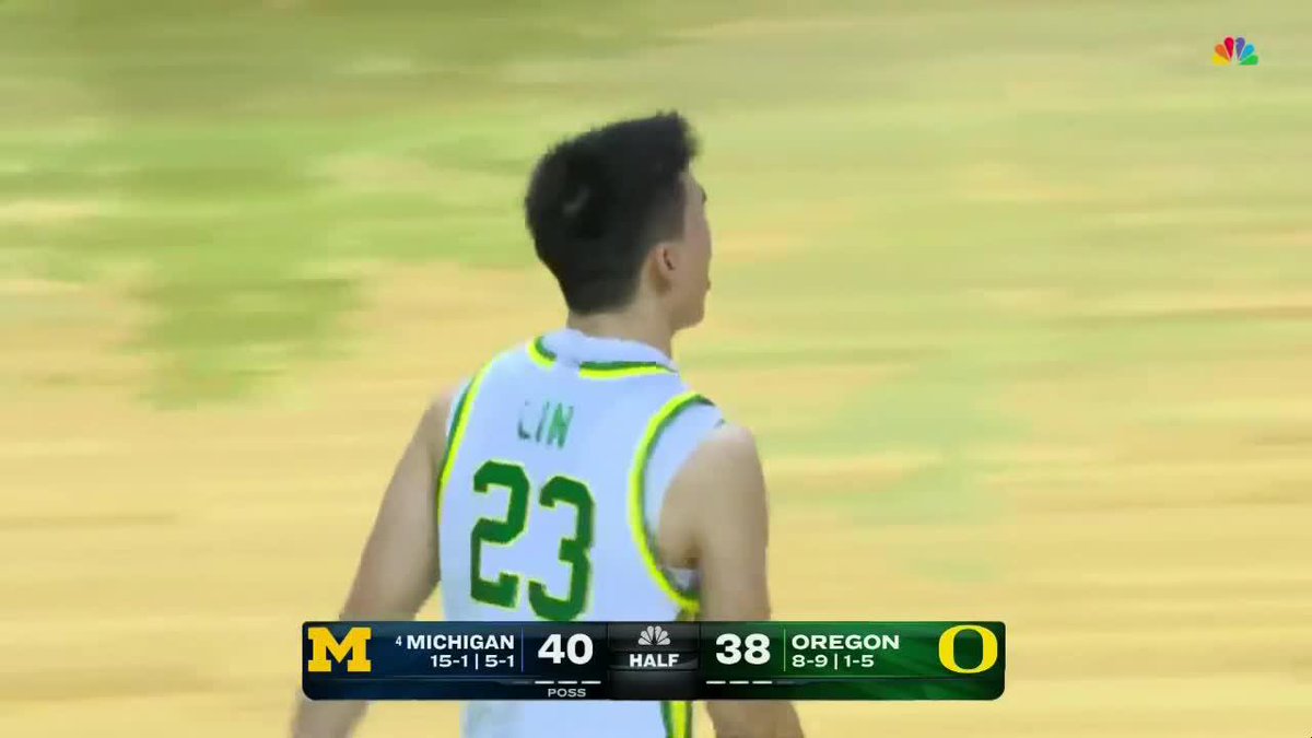 Lin with the clutch three! Oregon takes the lead into halftime. #GoDucks 📺: NBC