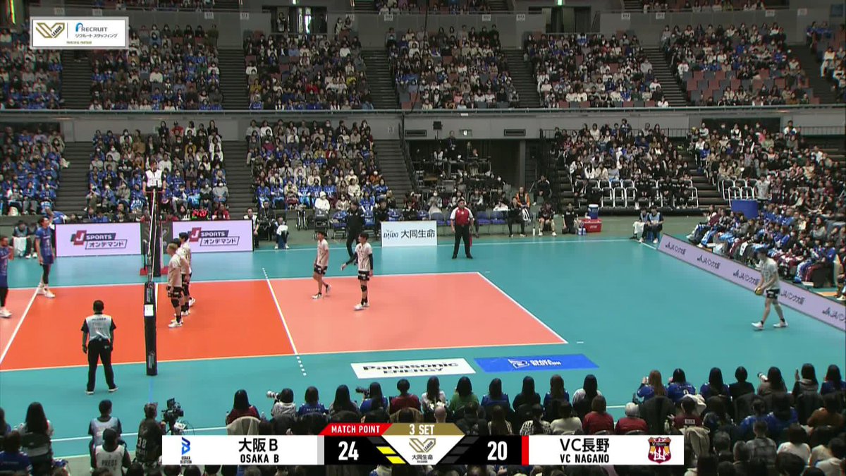 Bryan Bagunas ๐ต๐ญ closes out the clean sweep, then gets the hug from the coach and the hype from his teammates ๐คฉ โฐ Back at it again later today โ Jan 18 | 3:30 AM GMT ๐บ Catch the action on VBTV. ๐ #Volleyball #SVLeague