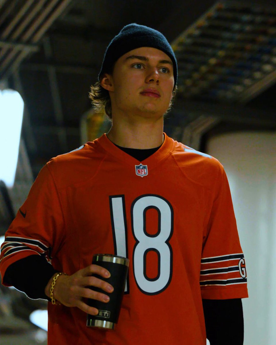 Connor Bedard repping a Caleb Williams (Caleb Williams) jersey tonight 🐻