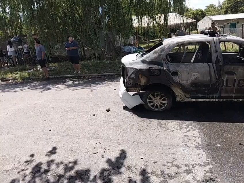 🚨 CRIMEN Y BATALLA CAMPAL EN CAÑUELAS - Hubo un homicidio en el marco de una pelea de dos familias. - También incendiaron autos. - Hay dos detenidos.