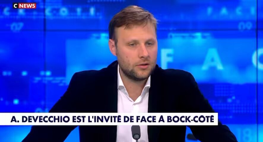 Dire que les habitants des banlieues sont maltraités et ghettoïsés, c’est un mensonge. Dans la France périphérique et rurale, il y a beaucoup moins de services publics, de médiathèques et de cinémas. À l’inverse, au cours de ma jeunesse à Épinay-sur-Seine, j’ai eu la chance de pouvoir accéder à la culture, ce qui m’a beaucoup aidé, comme cela a aidé nombre de mes camarades qui ont pu s’en sortir. Il y a urgence à sortir d’un discours victimaire extrêmement déconnecté de la réalité de ces territoires. 📎