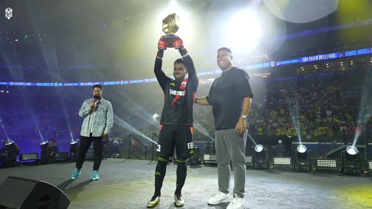 ¡UN MOMENTO QUE RECORDARÁ POR EL RESTO DE SU VIDA! El chileno Matías Herrera fue elegido como el Mejor Arquero de la #KingsWorldCupNations y el premio se le entregó el mismísimo ¡O FENÓMENO RONALDO! 📺 Mirá la #KingsWorldCupNations por #DisneyPlus Premium