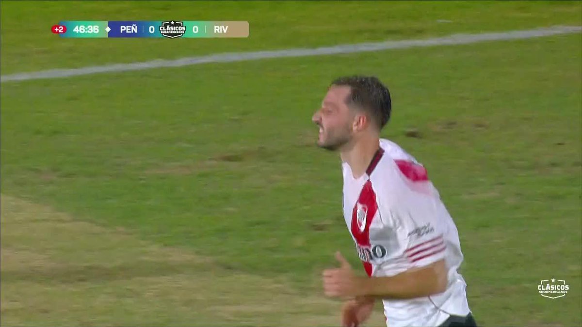 ¡QUÉ PELOTA PUSO JUANFER! Enorme cambio de frente de Quintero para Matías Viña que tuvo el primero de River ante Peñarol. 📺 #DisneyPlus Plan Premium