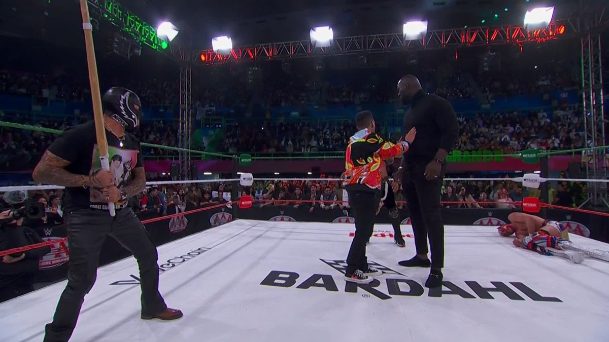 ¡Rey Mysterio al rescate de El Grande Americano! ¡Qué forma de cerrar el estreno de #AAAenFOX!