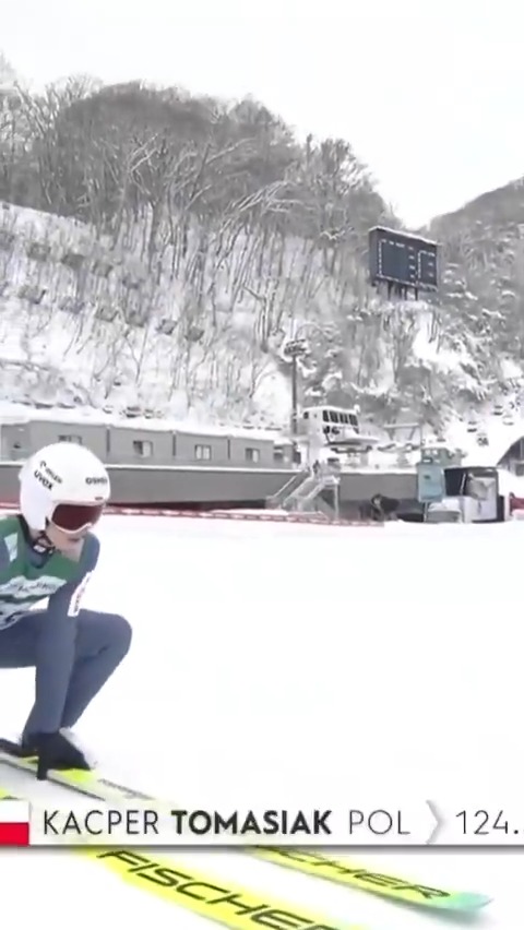 Nie było lepszego skoku Polaka w ten japoński weekend 🏋️💪😤 Kacper Tomasiak. 2. seria na Okurayamie. Oglądamy. #skijumpingfamily #Sapporo