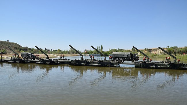 " تفجير الجسور لن يشكل مشكله في إعاقة الجيش السوري . " بإمكان وزارة الدفاع السورية مرهف أبو قصرة طلب جسور عسكريه عائمه من تركيا مثل Samur