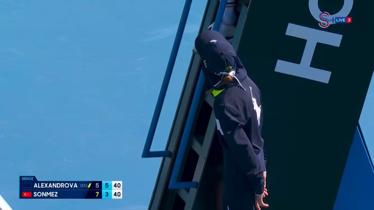 Zeynep helped the ball girl, who had problems due to the heat, to come to the side. Australian heat can be really dangerous.