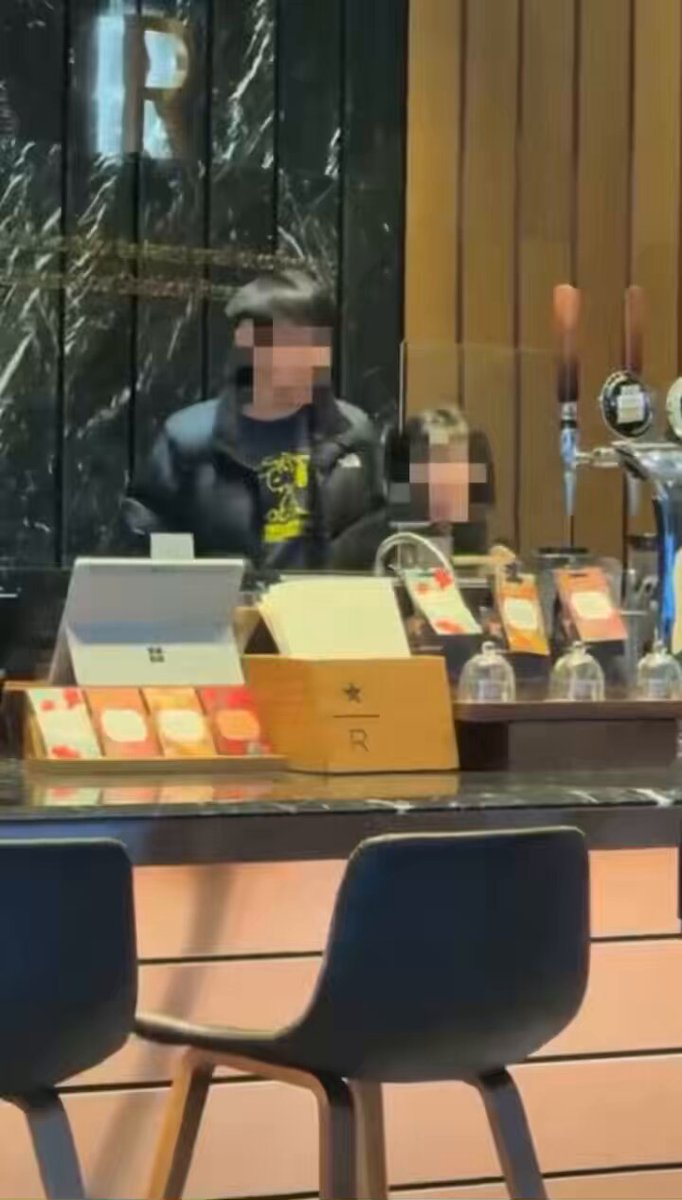 ㅉ깨야 뭐야 약을 쳐먹었나?ㄷㄷㄷㄷ 어제 성추행으로 추정되는 사람 경찰에 체포됐다가 바로 풀려났는데 심지어 전날에도 같은 자리에서 잡혀서 수갑차고 갔다가 경찰이 풀어줬고 다음날 또 나와서 저 지랄 했다함. 모르는 아무 여자한테나 접근해서 지인인 척 하면서 안으려 했다고 함.