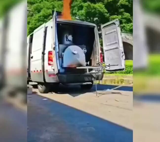移动火化车❗️似乎正在运作，顶部喷射巨大火焰，看看还有旁边结伴而行的“救护车”😱，难怪被失踪的都找不到了！！ 真是全方位、多维度、无死角、立体式的一张巨网！如此巨大完整的犯罪产业链，也只能是一个国家在背后运作，这就是真正的“国有器官”！