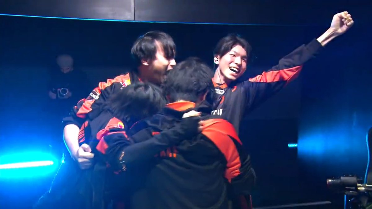 WE 👏 KEEP 👏 GOING 👏 FNATIC JAPAN EXTENDS THE #ALGS FINALS BY ONE MORE GAME!!!